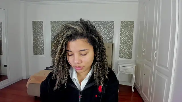 Snapshot of Mayaa_ross chatting on 09/12/25, 01:38 Mayaa ross online show from 09/12/25, 01:38