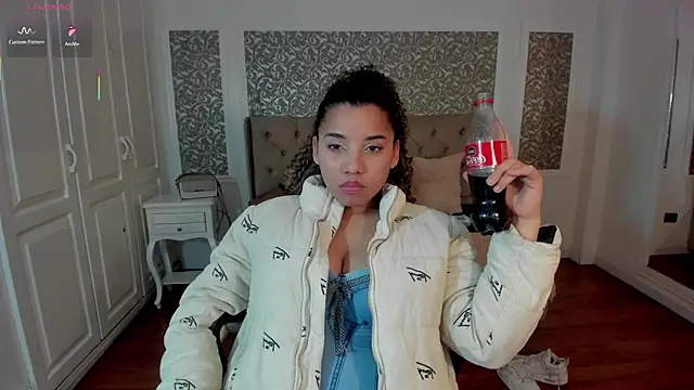 Snapshot of Mayaa_ross chatting on 09/15/25, 01:38 Mayaa ross online show from 09/15/25, 01:38