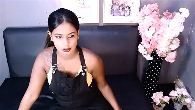 Snapshot of Littleindianmilf chatting on 02/25/25, 07:52 Littleindianmilf online show from 02/25/25, 07:52