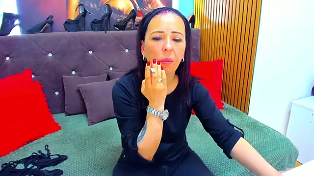 LauraSin online show from 04/18/26, 03:32