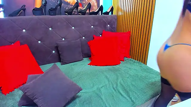 LauraSin online show from 04/21/26, 01:42