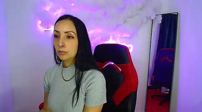 Snapshot of yaralyminjo2 chatting on 12/11/24, 02:00 yaralyminjo2 online show from 12/11/24, 02:00