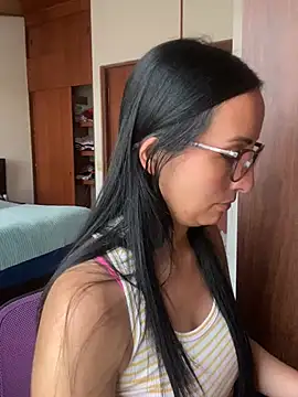 Snapshot of yaralyminjo2 chatting on 03/04/25, 06:29 yaralyminjo2 online show from 03/04/25, 06:29