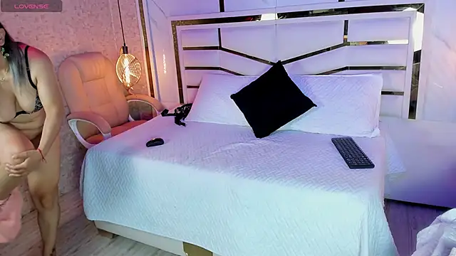 Snapshot of sophie_1 chatting on 02/11/25, 03:40 sophie 1 online show from 02/11/25, 03:40