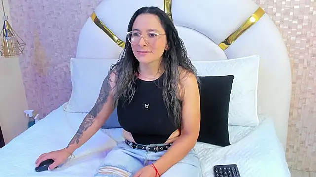 Snapshot of sophie_1 chatting on 02/15/25, 03:31 sophie 1 online show from 02/15/25, 03:31