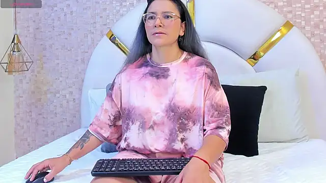 Snapshot of sophie_1 chatting on 02/19/25, 03:06 sophie 1 online show from 02/19/25, 03:06