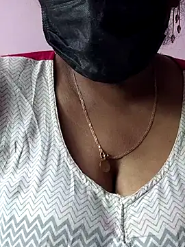 mallu-sumi online show from 04/17/26, 03:09