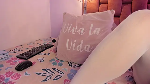 Snapshot of kristakinnky chatting on 10/23/25, 01:54 kristakinnky online show from 10/23/25, 01:54