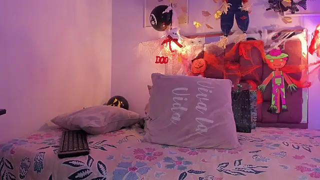 Snapshot of kristakinnky chatting on 10/31/25, 01:23 kristakinnky online show from 10/31/25, 01:23