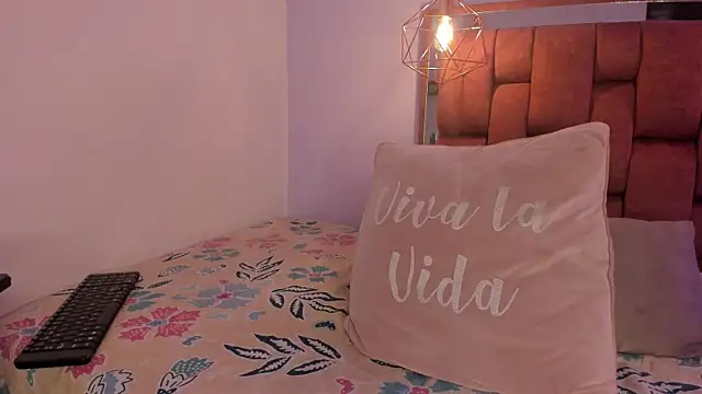 Snapshot of kristakinnky chatting on 11/07/25, 01:44 kristakinnky online show from 11/07/25, 01:44