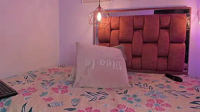 Snapshot of kristakinnky chatting on 11/13/25, 03:00 kristakinnky online show from 11/13/25, 03:00