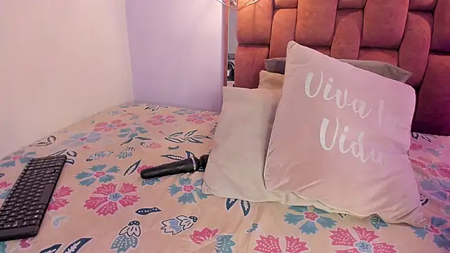 Snapshot of kristakinnky chatting on 11/25/25, 01:44 kristakinnky online show from 11/25/25, 01:44