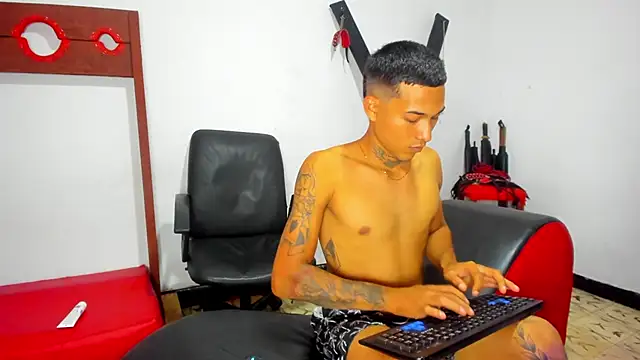 Snapshot of Hana_and_Zeta chatting on 03/13/25, 12:13 Hana and Zeta online show from 03/13/25, 12:13