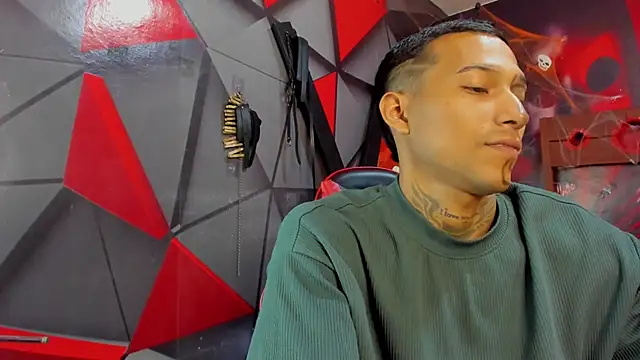 Snapshot of Hana_and_Zeta chatting on 10/31/25, 12:39 Hana and Zeta online show from 10/31/25, 12:39