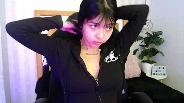 Snapshot of pettit_courtny chatting on 10/31/25, 01:01 pettit courtny online show from 10/31/25, 01:01