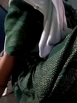 Snapshot of gunjan22 chatting on 09/24/25, 07:01 gunjan22 online show from 09/24/25, 07:01