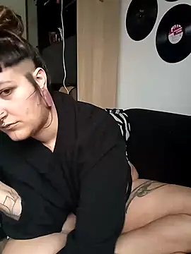 Snapshot of SweetPivoinee chatting on 12/05/24, 01:17 SweetPivoinee online show from 12/05/24, 01:17