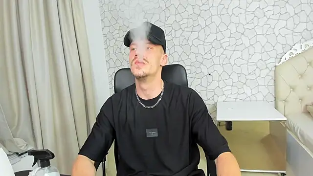 Snapshot of MateoBenjaminX chatting on 12/27/24, 10:37 MateoBenjaminX online show from 12/27/24, 10:37