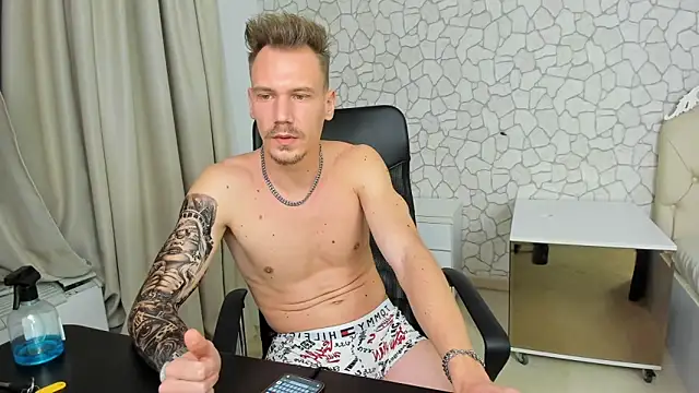 Snapshot of MateoBenjaminX chatting on 12/29/24, 08:04 MateoBenjaminX online show from 12/29/24, 08:04