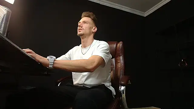 Snapshot of MateoBenjaminX chatting on 01/14/25, 03:57 MateoBenjaminX online show from 01/14/25, 03:57