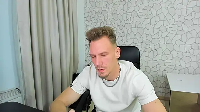 Snapshot of MateoBenjaminX chatting on 02/06/25, 10:21 MateoBenjaminX online show from 02/06/25, 10:21