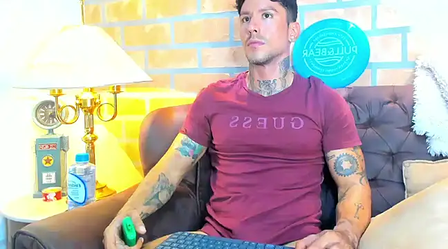 Snapshot of Dylanstonne chatting on 02/28/25, 10:17 Dylanstonne online show from 02/28/25, 10:17