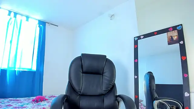 Aleja arango1 online show from 04/20/26, 03:37