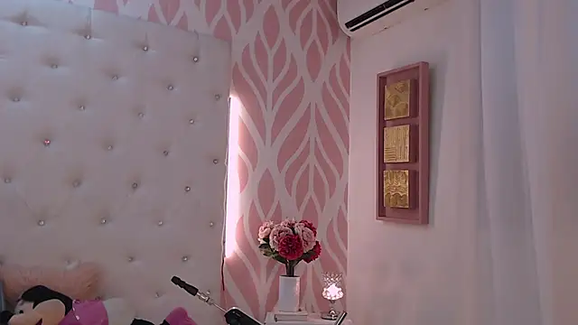 Snapshot of SashaDurante chatting on 10/27/25, 12:09 SashaDurante online show from 10/27/25, 12:09
