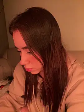 Snapshot of Im_Valen_Cute chatting on 05/17/26, 01:47 Im Valen Cute online show from 05/17/26, 01:47