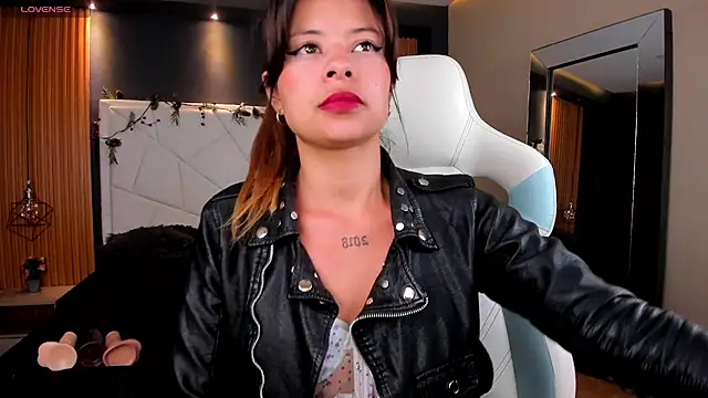 Snapshot of Antonella_Torres2 chatting on 02/17/25, 03:25 Antonella Torres2 online show from 02/17/25, 03:25