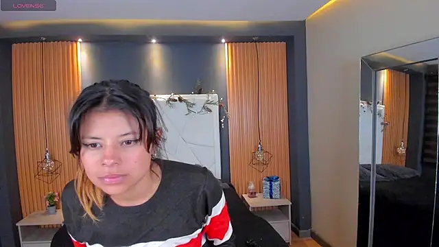 Snapshot of Antonella_Torres2 chatting on 02/17/25, 09:35 Antonella Torres2 online show from 02/17/25, 09:35