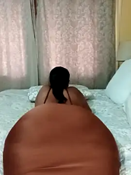 Snapshot of Luciouslips00 chatting on 11/21/25, 01:54 Luciouslips00 online show from 11/21/25, 01:54