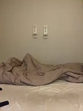 Snapshot of Mandispandis1 chatting on 12/22/25, 11:24 Mandispandis1 online show from 12/22/25, 11:24