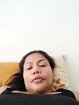 Snapshot of KarenGuzman_ chatting on 11/11/25, 03:56 KarenGuzman online show from 11/11/25, 03:56