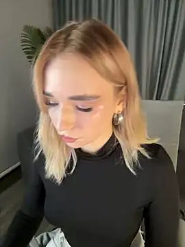 Snapshot of Eva_Millss chatting on 12/14/24, 01:05 Eva Millss online show from 12/14/24, 01:05