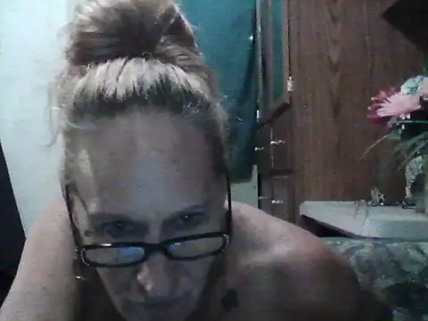 Snapshot of mistresszoila chatting on 12/15/25, 04:17 mistresszoila online show from 12/15/25, 04:17