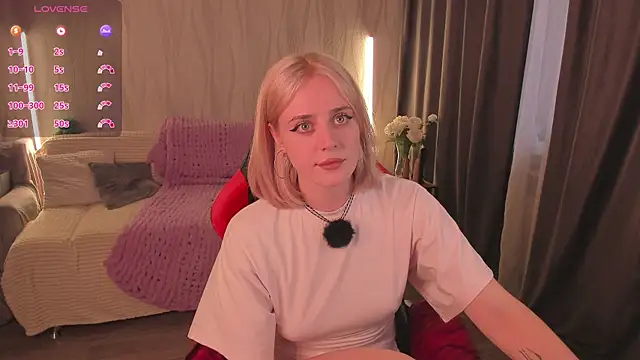 Snapshot of Emmi_Flowers chatting on 08/02/26, 01:31 Emmi Flowers online show from 08/02/26, 01:31