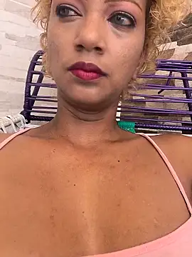 Snapshot of Amaliu_ chatting on 12/21/25, 04:14 Amaliu online show from 12/21/25, 04:14