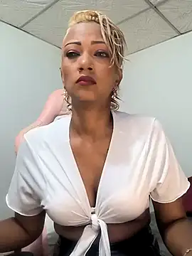 Snapshot of Amaliu_ chatting on 01/06/26, 02:10 Amaliu online show from 01/06/26, 02:10