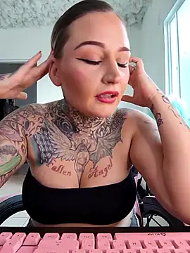 Snapshot of Lisacasandra chatting on 02/16/25, 11:48 Lisacasandra online show from 02/16/25, 11:48