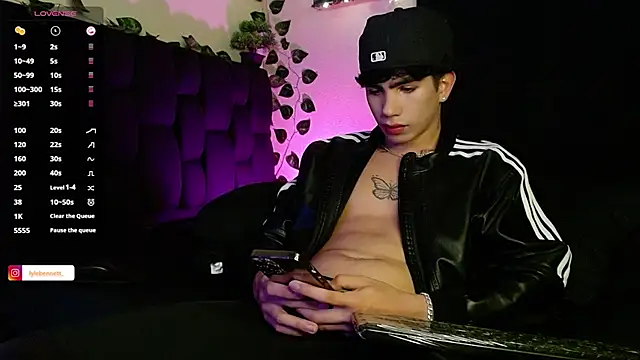 LyleBennett  online show from 02/03/25, 09:41