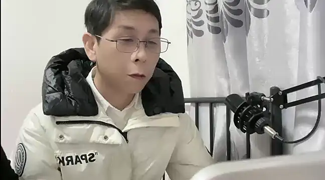 Snapshot of TGH521 chatting on 01/12/25, 08:14 TGH521 online show from 01/12/25, 08:14