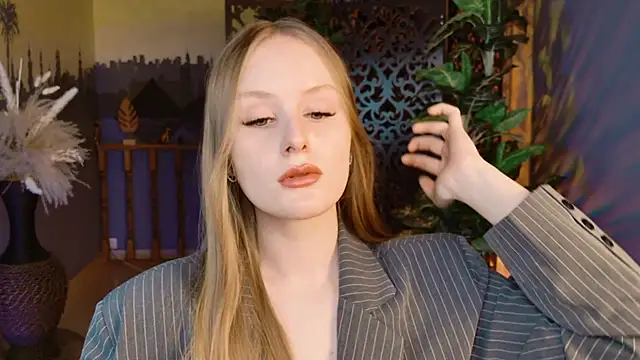 VivienLeeigh online show from 11/28/25, 01:14