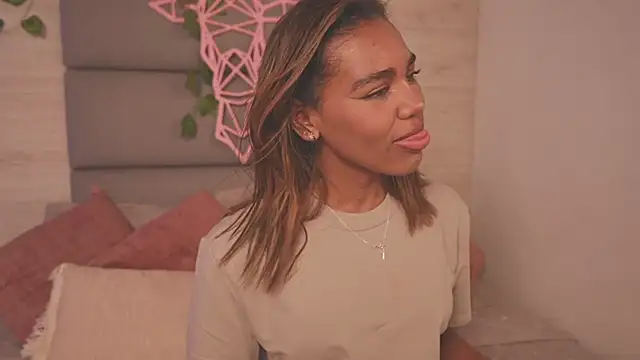 Snapshot of Lily_Miiller chatting on 11/26/25, 08:43 Lily Miiller online show from 11/26/25, 08:43