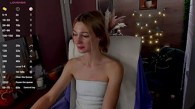 Snapshot of Fox_sky_Fox chatting on 10/15/25, 06:52 Fox sky Fox online show from 10/15/25, 06:52