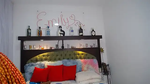 Snapshot of EMILY_ROUSSE71 chatting on 03/04/25, 10:13 EMILY ROUSSE71 online show from 03/04/25, 10:13