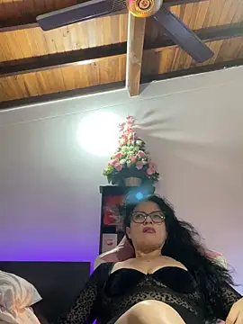 Snapshot of Sharongirl07 chatting on 12/14/25, 02:06 Sharongirl07 online show from 12/14/25, 02:06