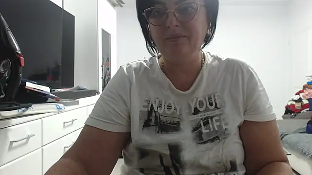 Snapshot of Amandamuller1982 chatting on 10/27/25, 08:24 Amandamuller1982 online show from 10/27/25, 08:24