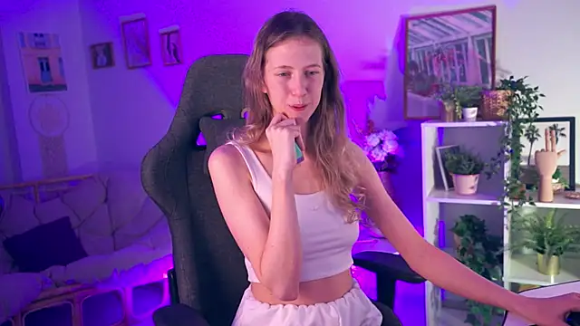 Snapshot of Sharon_Evansi chatting on 12/18/24, 03:33 Sharon Evansi online show from 12/18/24, 03:33