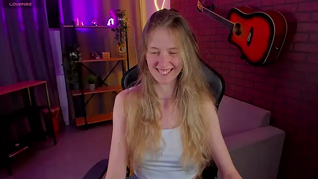 Snapshot of Sharon_Evansi chatting on 01/04/25, 03:39 Sharon Evansi online show from 01/04/25, 03:39